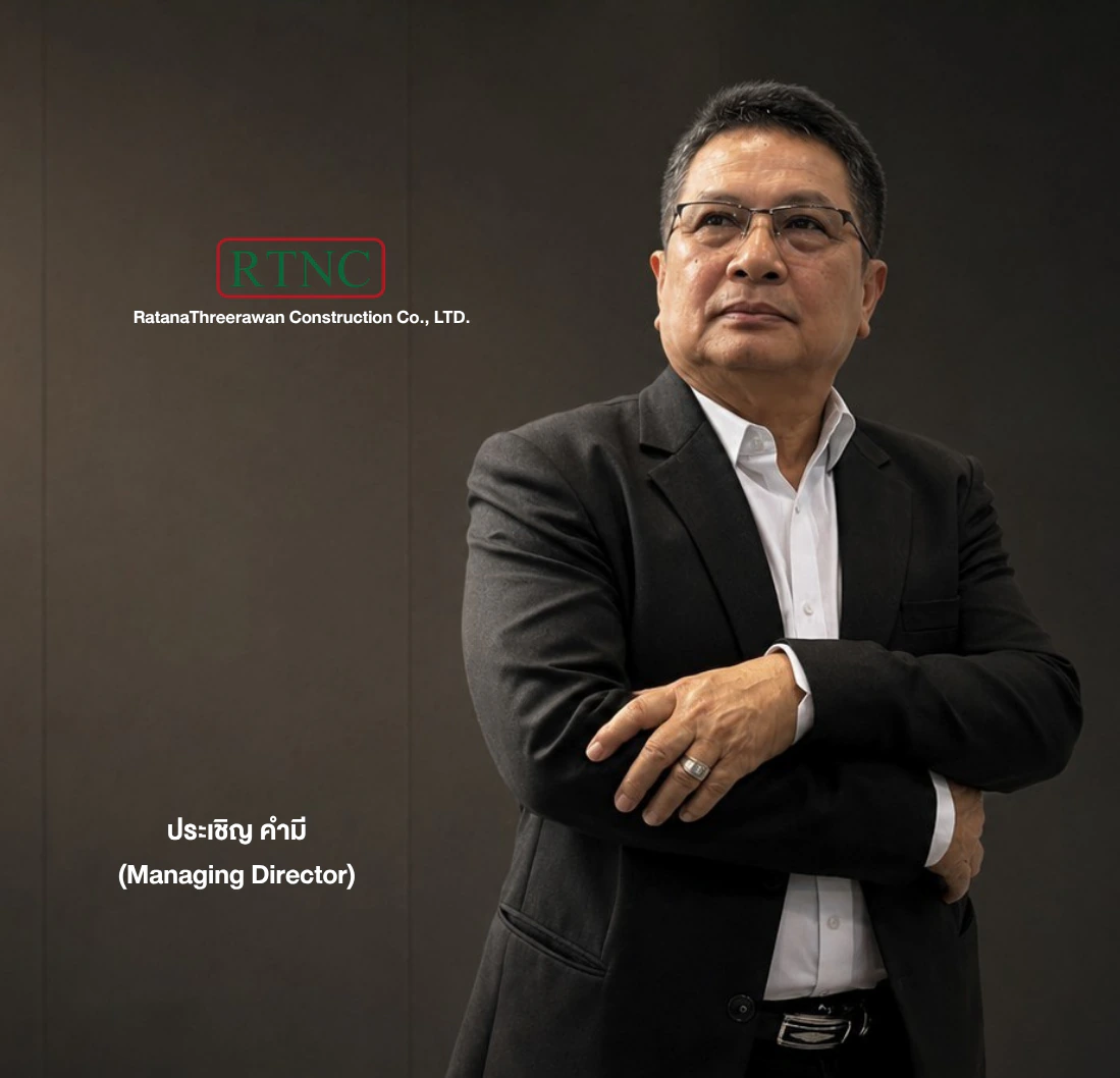 Prachoen Khammee, Managing Director of Ratanatheerawan Construction, with his name and company logo